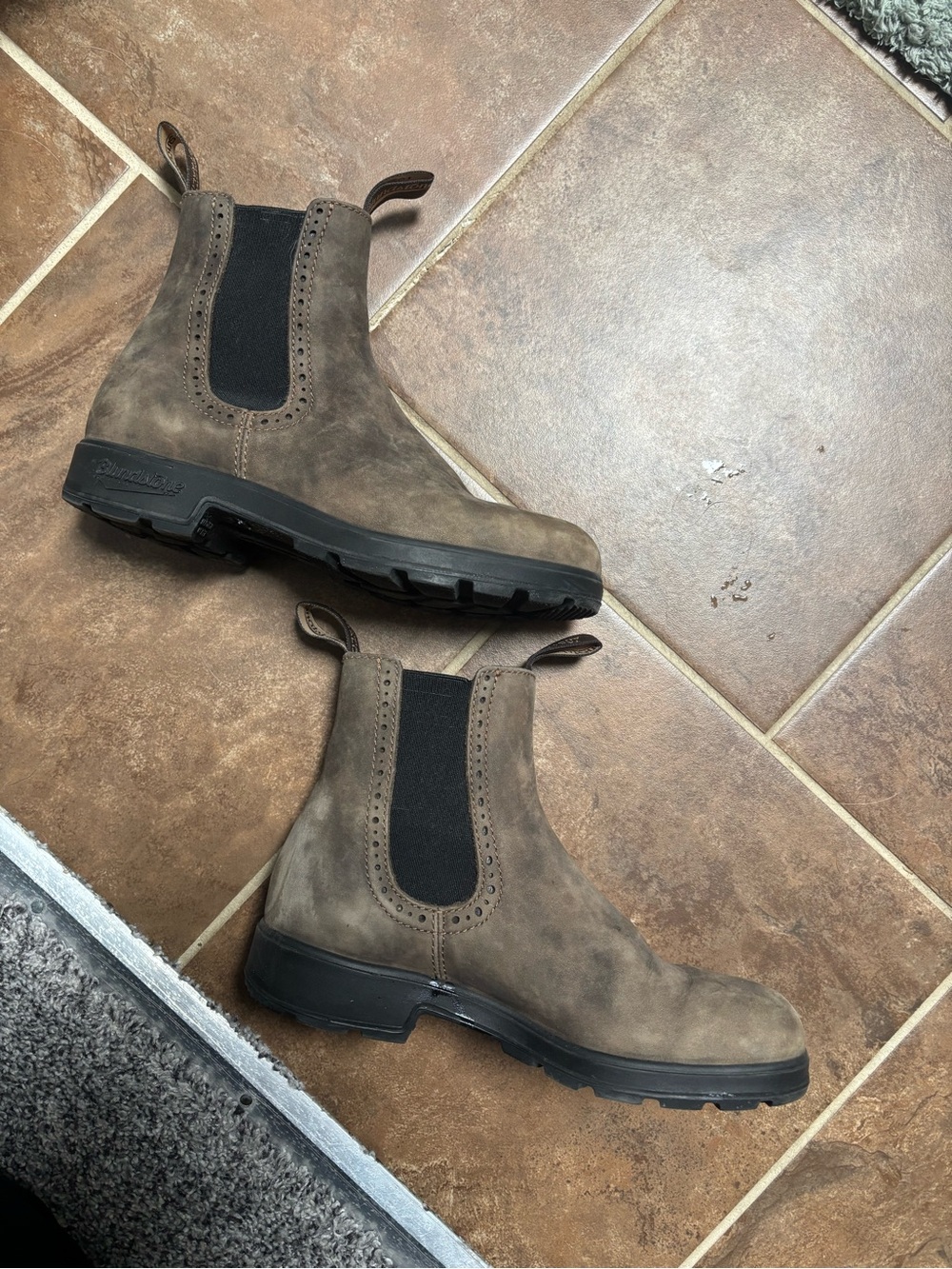 Blundstone Chukka Boots in Dark Brown Leather - Picture 3 of 8